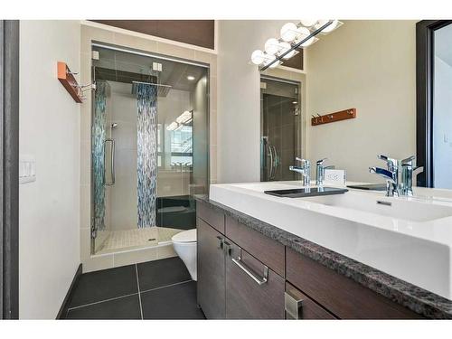 110 18 Street Nw, Calgary, AB - Indoor Photo Showing Bathroom