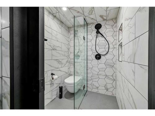 110 18 Street Nw, Calgary, AB - Indoor Photo Showing Bathroom