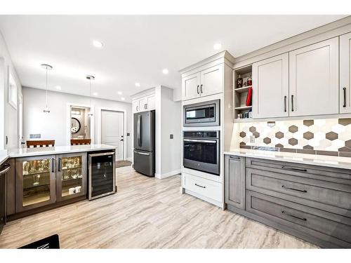 112 Beaconsfield Way Nw, Calgary, AB - Indoor Photo Showing Kitchen With Upgraded Kitchen