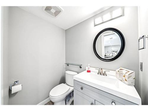 112 Beaconsfield Way Nw, Calgary, AB - Indoor Photo Showing Bathroom