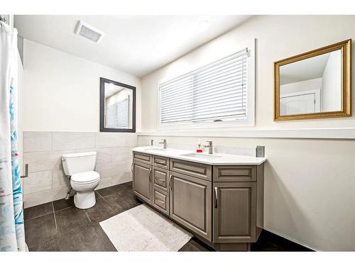 112 Beaconsfield Way Nw, Calgary, AB - Indoor Photo Showing Bathroom