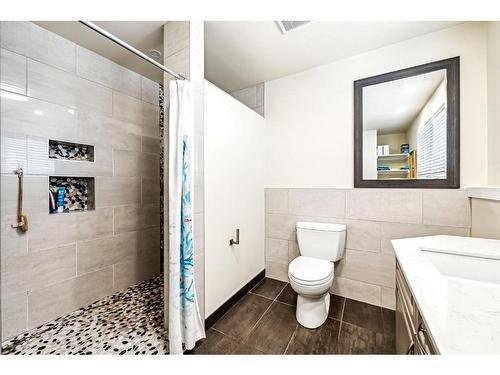 112 Beaconsfield Way Nw, Calgary, AB - Indoor Photo Showing Bathroom