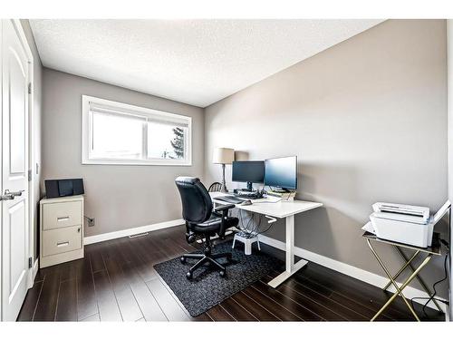 112 Beaconsfield Way Nw, Calgary, AB - Indoor Photo Showing Office