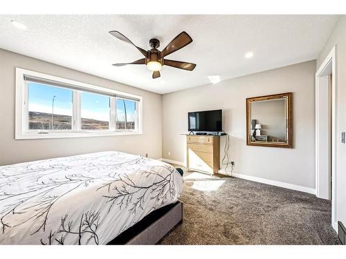 112 Beaconsfield Way Nw, Calgary, AB - Indoor Photo Showing Bedroom