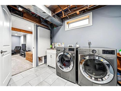 112 Beaconsfield Way Nw, Calgary, AB - Indoor Photo Showing Laundry Room