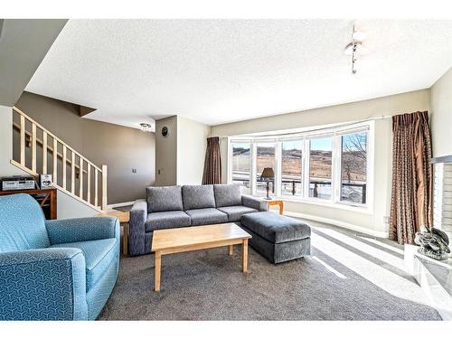 112 Beaconsfield Way Nw, Calgary, AB - Indoor Photo Showing Living Room