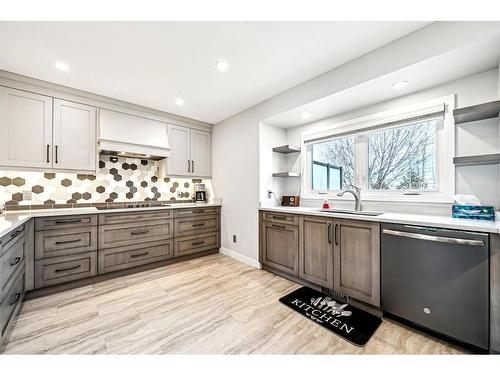 112 Beaconsfield Way Nw, Calgary, AB - Indoor Photo Showing Kitchen With Upgraded Kitchen