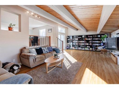 3343 Barrett Place Nw, Calgary, AB - Indoor Photo Showing Living Room