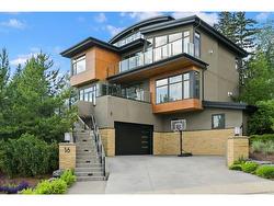 16 Hawthorne Crescent NW Calgary, AB T2N 3V4