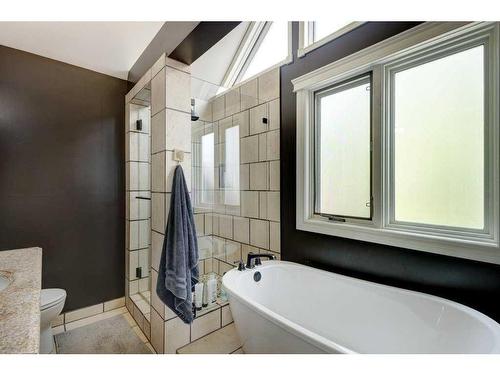 5003 Norris Road Nw, Calgary, AB - Indoor Photo Showing Bathroom