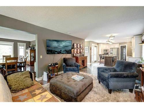 5003 Norris Road Nw, Calgary, AB - Indoor Photo Showing Living Room