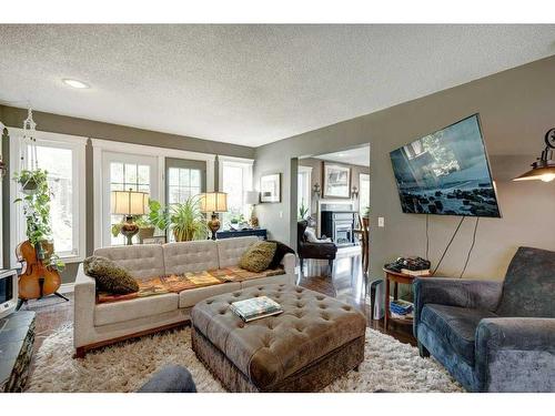 5003 Norris Road Nw, Calgary, AB - Indoor Photo Showing Living Room