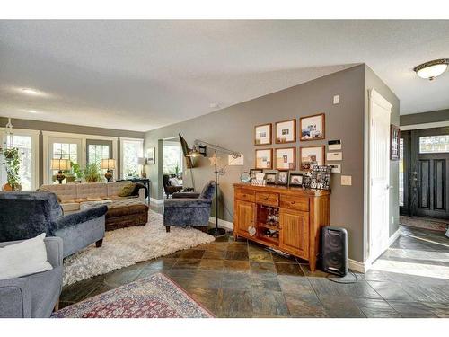 5003 Norris Road Nw, Calgary, AB - Indoor Photo Showing Living Room