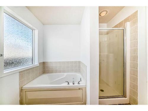 330 Everglen Rise Sw, Calgary, AB - Indoor Photo Showing Bathroom