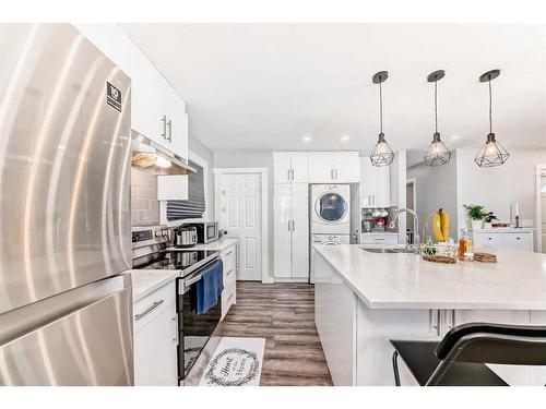 431 Malvern Close Ne, Calgary, AB - Indoor Photo Showing Kitchen With Double Sink With Upgraded Kitchen