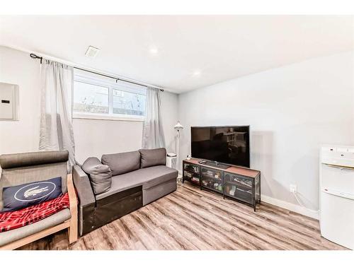 431 Malvern Close Ne, Calgary, AB - Indoor Photo Showing Living Room