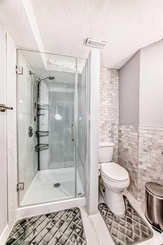 431 Malvern Close Ne, Calgary, AB - Indoor Photo Showing Bathroom