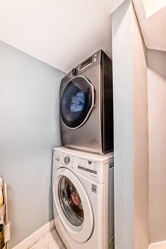 431 Malvern Close Ne, Calgary, AB - Indoor Photo Showing Laundry Room