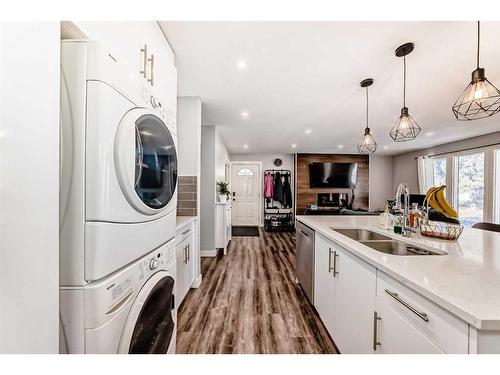 431 Malvern Close Ne, Calgary, AB - Indoor Photo Showing Laundry Room