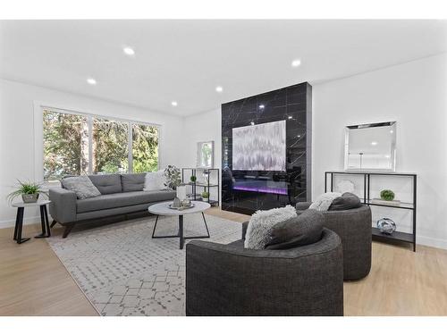 11120 Braeside Drive Sw, Calgary, AB - Indoor Photo Showing Living Room