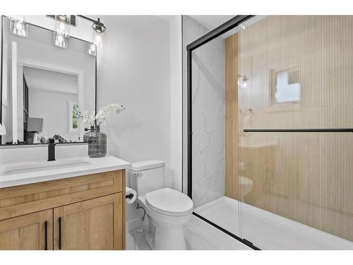 11120 Braeside Drive Sw, Calgary, AB - Indoor Photo Showing Bathroom