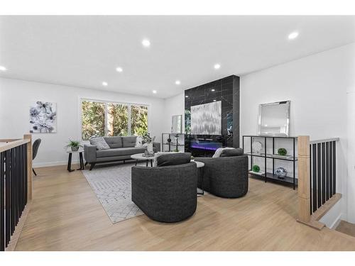 11120 Braeside Drive Sw, Calgary, AB - Indoor Photo Showing Living Room