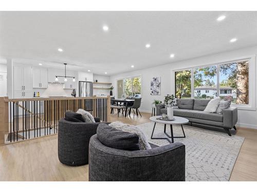 11120 Braeside Drive Sw, Calgary, AB - Indoor Photo Showing Living Room