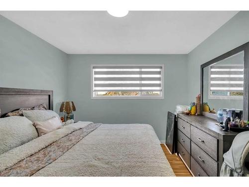 2339 Vista Crescent Ne, Calgary, AB - Indoor Photo Showing Bedroom