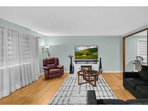 2339 Vista Crescent Ne, Calgary, AB - Indoor Photo Showing Living Room