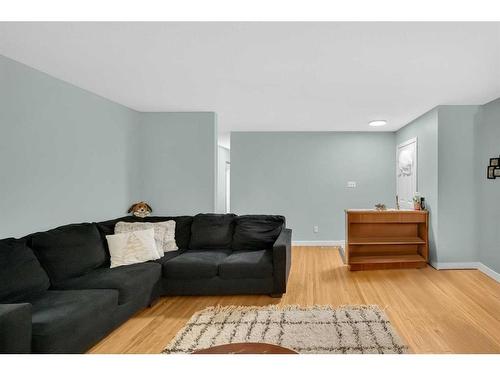 2339 Vista Crescent Ne, Calgary, AB - Indoor Photo Showing Living Room