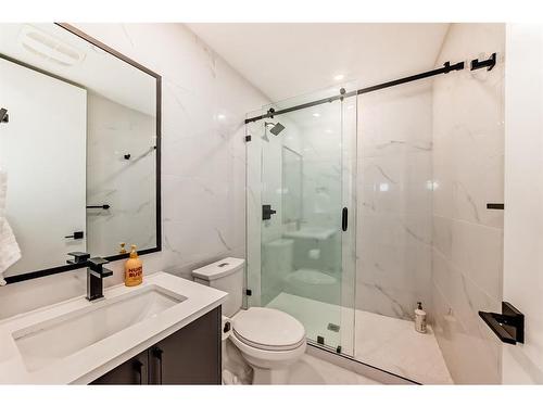 2116 Victoria Crescent Nw, Calgary, AB - Indoor Photo Showing Bathroom