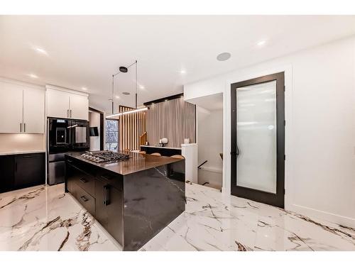 2116 Victoria Crescent Nw, Calgary, AB - Indoor Photo Showing Kitchen