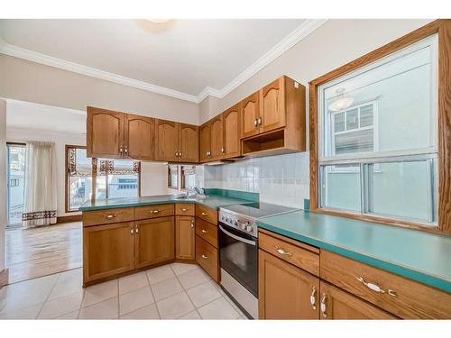 530 9 Avenue Ne, Calgary, AB - Indoor Photo Showing Kitchen