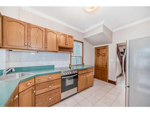 530 9 Avenue Ne, Calgary, AB - Indoor Photo Showing Kitchen