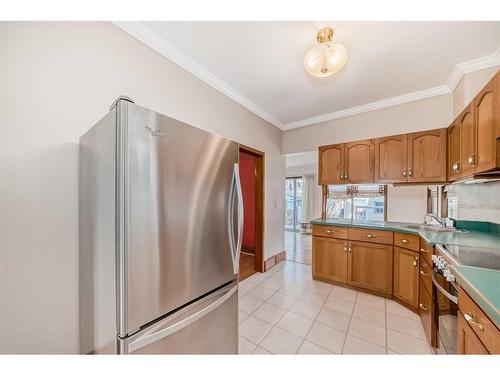 530 9 Avenue Ne, Calgary, AB - Indoor Photo Showing Kitchen