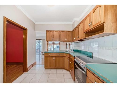 530 9 Avenue Ne, Calgary, AB - Indoor Photo Showing Kitchen