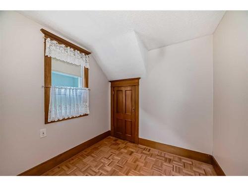 530 9 Avenue Ne, Calgary, AB - Indoor Photo Showing Other Room