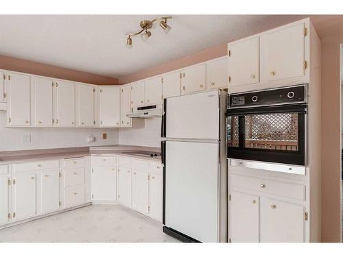 7 Lake Sundance Place Se, Calgary, AB - Indoor Photo Showing Kitchen