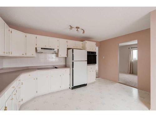 7 Lake Sundance Place Se, Calgary, AB - Indoor Photo Showing Kitchen