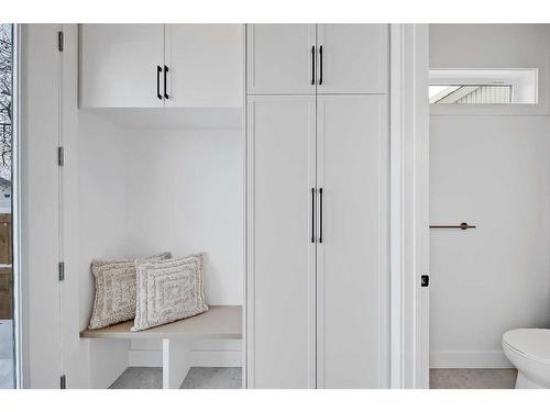 215 25 Avenue Nw, Calgary, AB - Indoor Photo Showing Bathroom