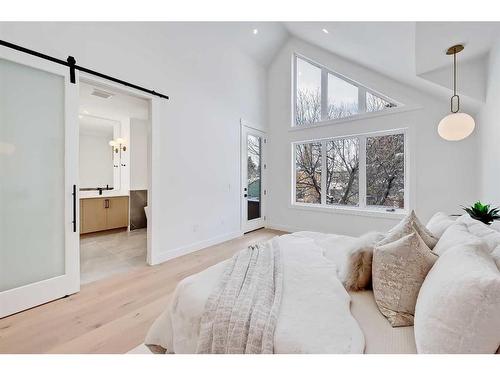 215 25 Avenue Nw, Calgary, AB - Indoor Photo Showing Bedroom