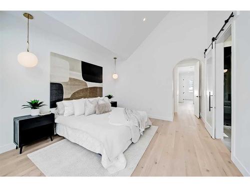 215 25 Avenue Nw, Calgary, AB - Indoor Photo Showing Bedroom