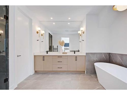 215 25 Avenue Nw, Calgary, AB - Indoor Photo Showing Bathroom