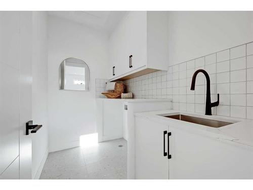 215 25 Avenue Nw, Calgary, AB - Indoor Photo Showing Kitchen