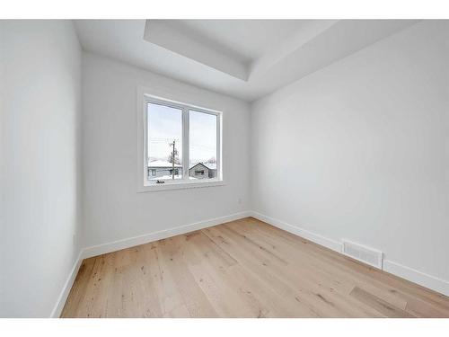 215 25 Avenue Nw, Calgary, AB - Indoor Photo Showing Other Room