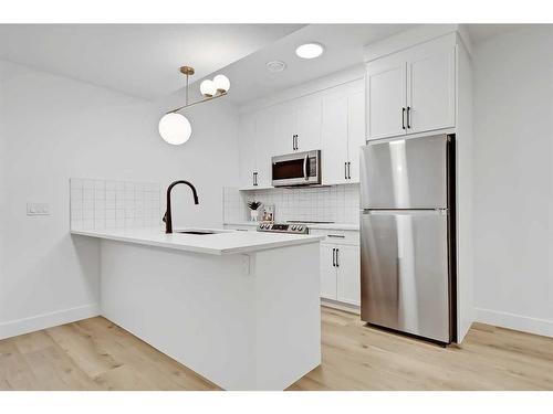 215 25 Avenue Nw, Calgary, AB - Indoor Photo Showing Kitchen