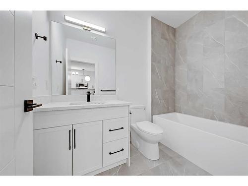 215 25 Avenue Nw, Calgary, AB - Indoor Photo Showing Bathroom