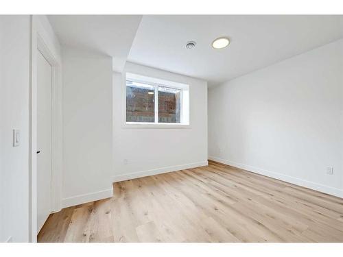 215 25 Avenue Nw, Calgary, AB - Indoor Photo Showing Other Room