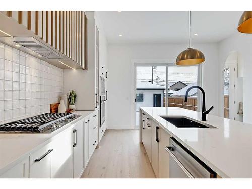 215 25 Avenue Nw, Calgary, AB - Indoor Photo Showing Kitchen With Upgraded Kitchen