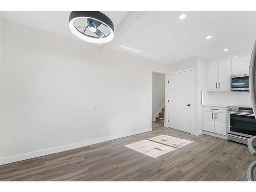 6701 29 Avenue Ne, Calgary, AB - Indoor Photo Showing Kitchen